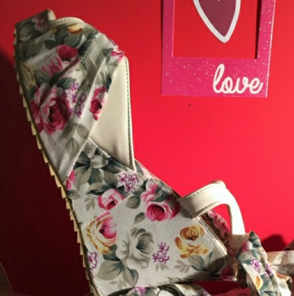 💐❌SOLD🎊💐Floral lace up heeled sandals - Picture 3 of 8